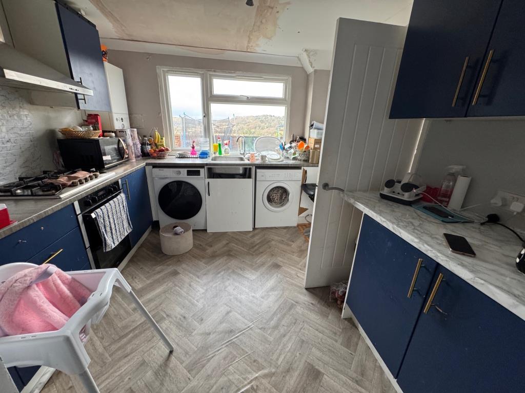 Lot: 156 - FREEHOLD INVESTMENT - THREE-BEDROOM SEMI-DETACHED HOUSE - Kitchen